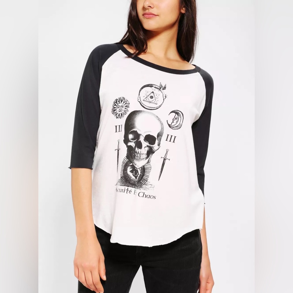 Truly Madly Deeply Obsurite Chaos Skull Raglan Baseball Tee | size: S | Black